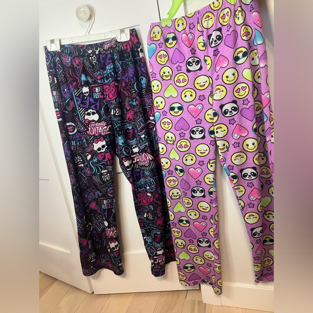 Hi, selling these superb pyjama pants (get both for 8$) for kids in size L.